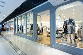 Blog Vitrier Auderghem À Auderghem, l'équilibre entre transparence et protection est le défi majeur de chaque vitrine commerciale