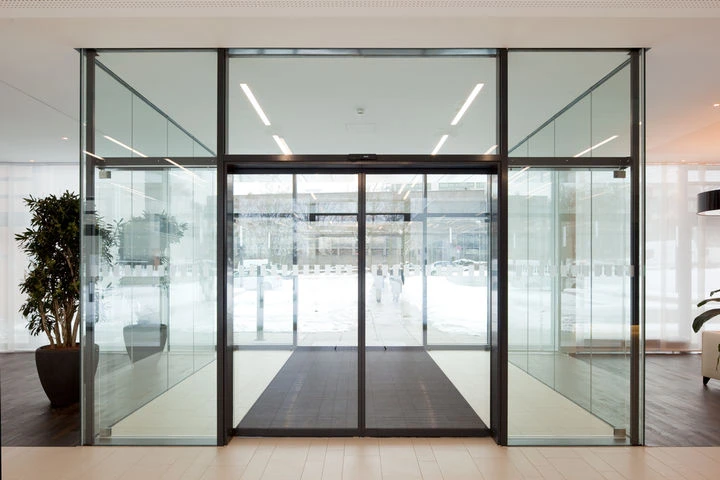 Installation de vitrage phonique par un vitrier Bruges pour réduire les nuisances sonores urbaines et optimiser le confort.