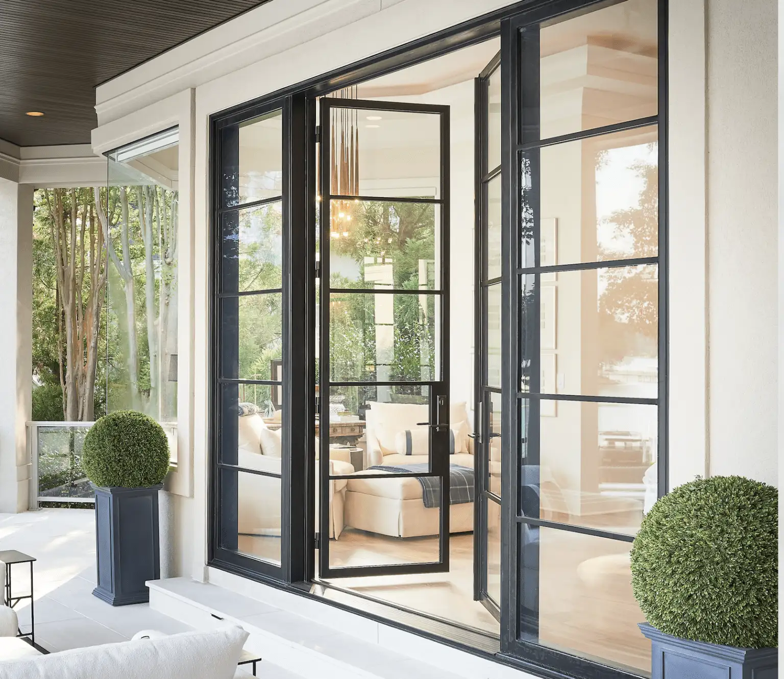 Expert vitrier Waremme réalisant le remplacement de double vitrage après un bris de glace pour une isolation thermique optimale